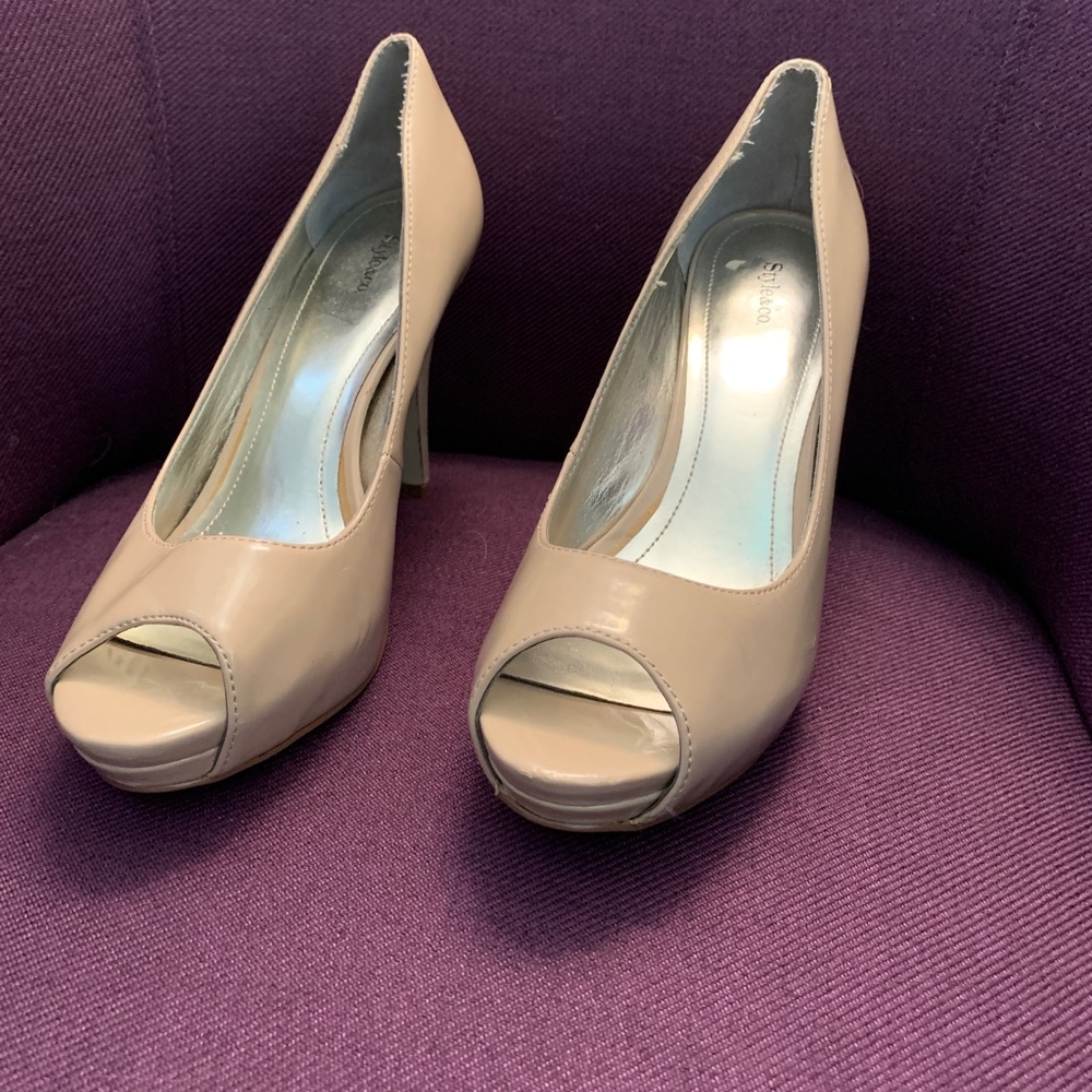 Style & Co creme patent leather peep toe 4 in heel, size 9m